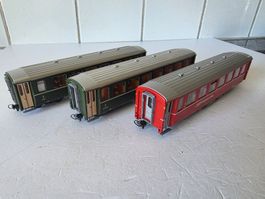 3 Stück Personenwagen RhB, 2 x 2. Klasse, 1 x 1./2. Klasse