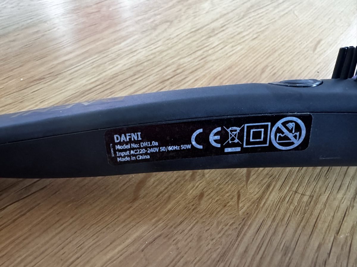 Autres soins des cheveux: Brosse chauffante Dafne – D'occasion à Neyruz FR par cla_7dcj 2