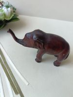 Elefant aus Holz geschnitzt – Glücksbringer mit erhobenem Rü