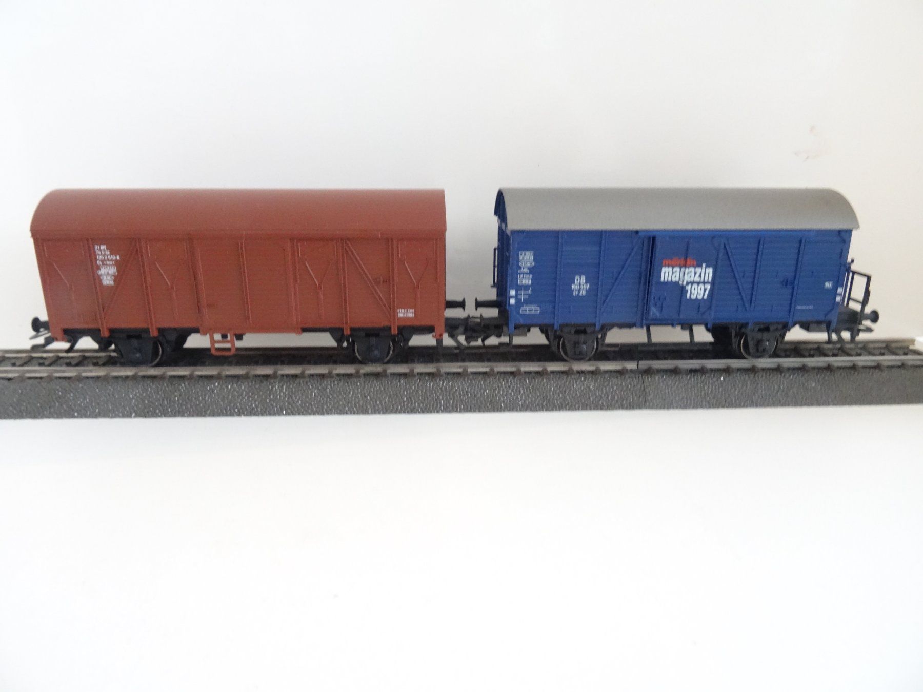Märklin Modellini di ferrovie: Märklin H0 2 geschlossene Güterwagen – Nuovo (secondo la descrizione) da Hochdorf venduto da Teger02 3