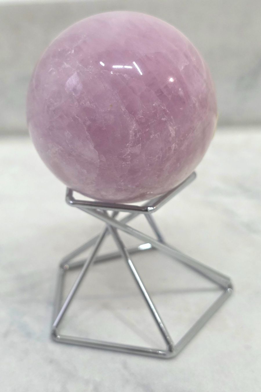Minerali & Pietre curative: Kunzit Kugel 50mm 207g – Nuovo e nell'imballaggio originale da Matzingen venduto da Shay_Crystalz