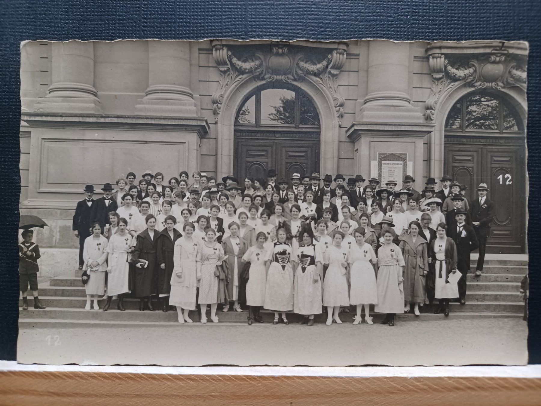 Cartoline postali: Wer ?, Gruppenbild vor dem Berner Stadttheater – Usato da Aarau Rohr venduto da mgvw