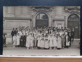 Wer ?, Gruppenbild vor dem Berner Stadttheater
