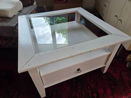 Quadratischer, weisser Couchtisch aus Holz mit Glasplatte