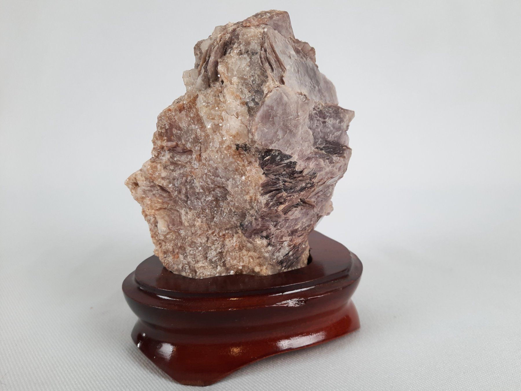 Minéraux & Lithothérapie: Stein auf Holzsockel – D'occasion à Beinwil am See par Restwert_Beinwil