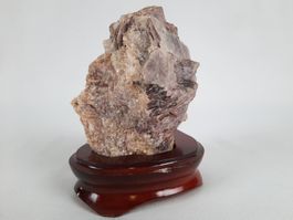 Stein auf Holzsockel