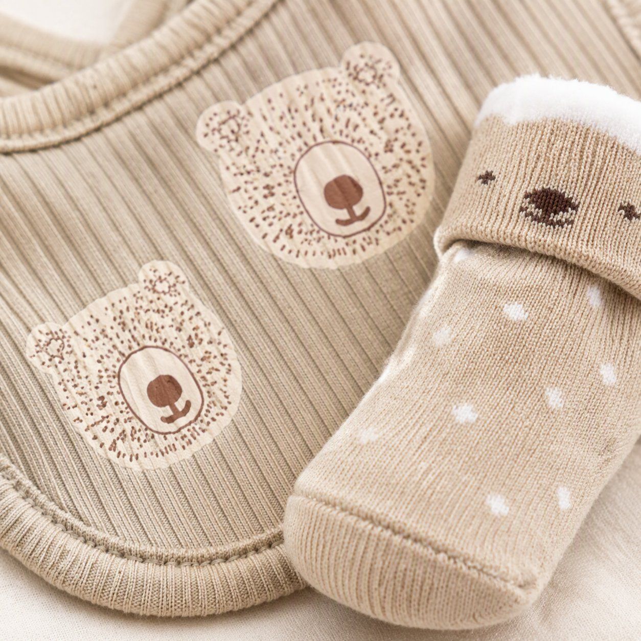Baby-Mahlzeiten: NEUWERTIG-Lätzchen & Söckchen Geschenkset – 4-teilig – Neu und originalverpackt aus Baden von sunnozy_ch 1