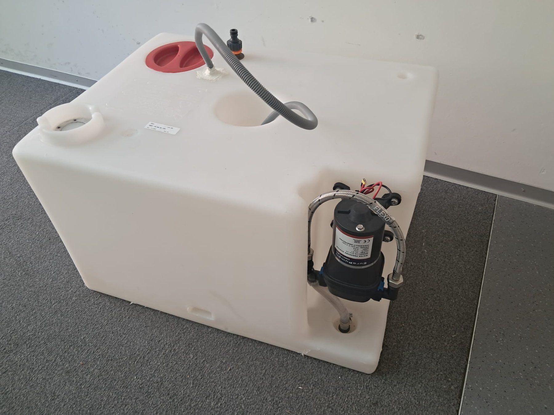 Serbatoi, Taniche & Tubi: Wassertank mit elektrischer Pumpe, Camping Wasserkanister – Usato da Zürich venduto da Lia107