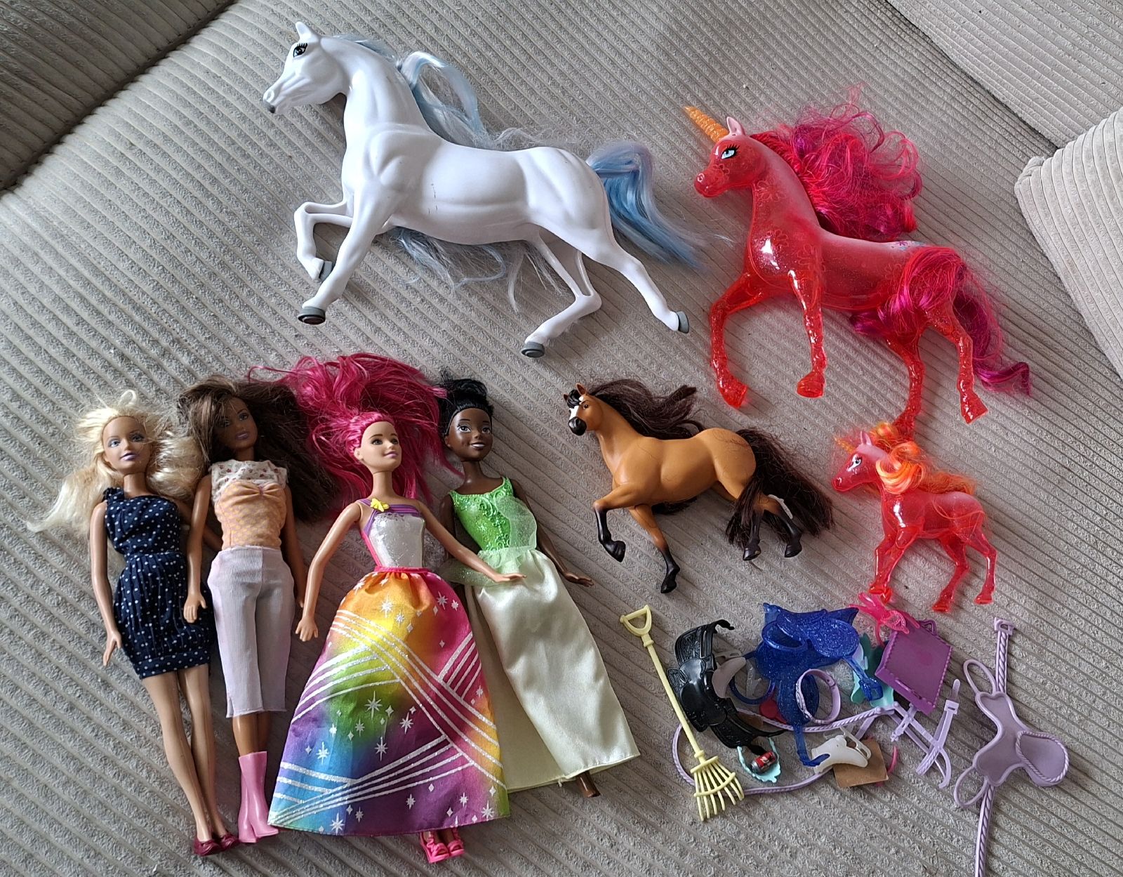 Poupées: Lot Barbies chevaux et accessoires – D'occasion à Seiry par Loli28