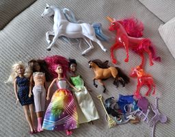 Lot Barbies chevaux et accessoires