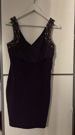 Kleid lila mit Nietenbesatz