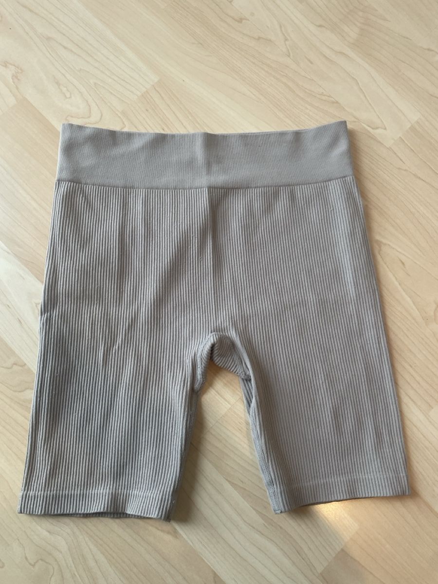 H&M Hosen: H&M Gerippte Radler Shorts, Grösse S – Gebraucht aus Sissach von nelimas