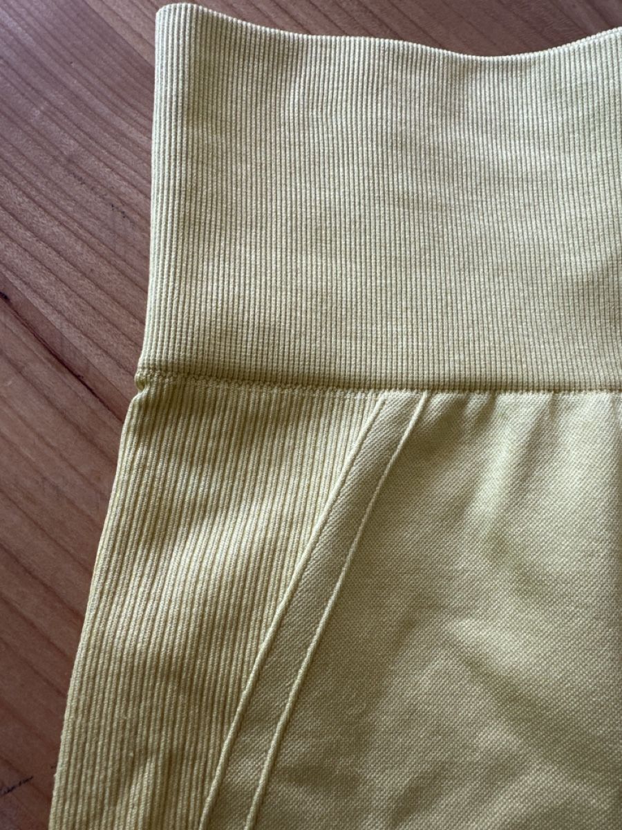Arket Leggings: ARKET Short – Usato da illnau venduto da sapperlotti 1