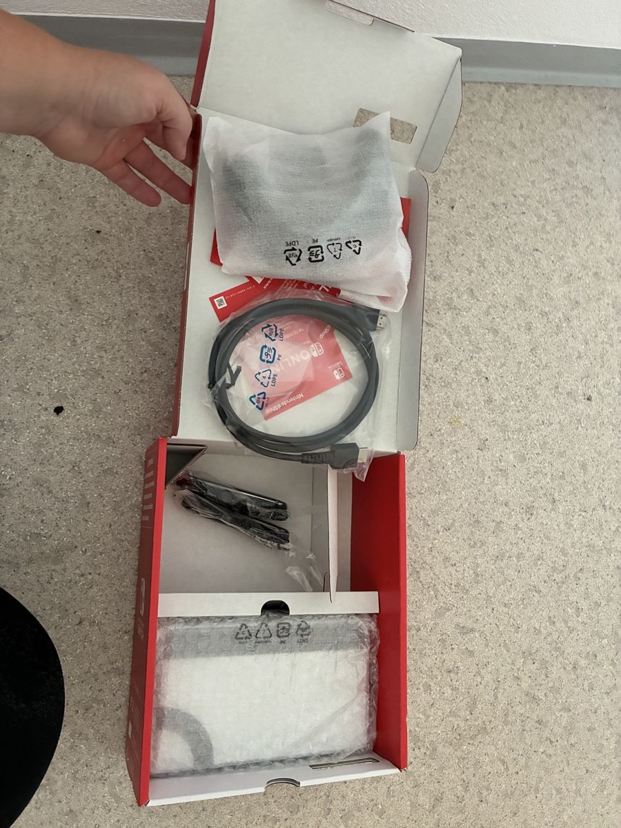 Nintendo Konsolen: Nintendo Switch – Neu (gemäss Beschreibung) aus Mels von joe_lin572 3
