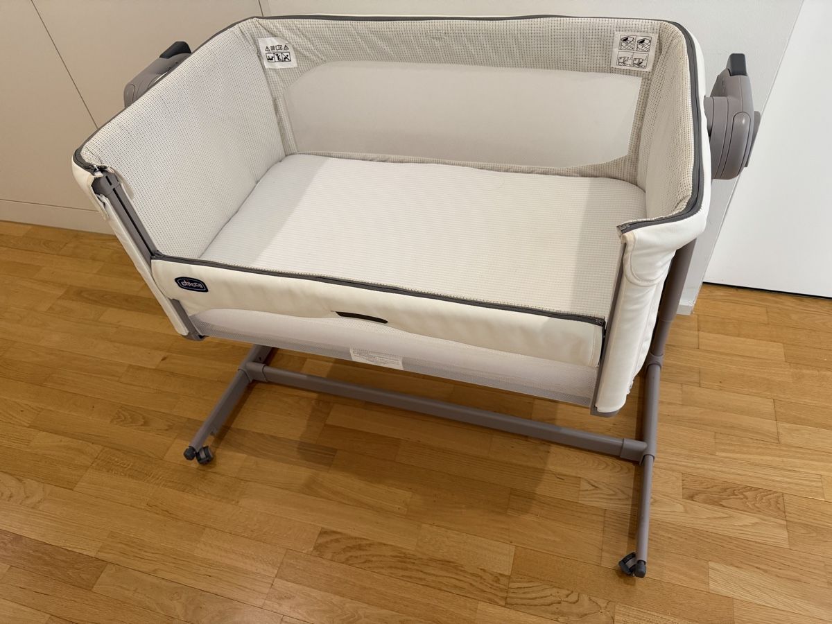 Chicco Wiegen & Stubenwagen: Chicco Beistellbett Next2me Magic White Snow – Gebraucht aus Zürich von mathismuery2019 1