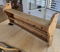 Wandregal aus Arvenholz / Tellerbord – Landhausstil