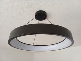 Moderne smart Deckenleuchte, dunkles Metall, LED, Top-Zustan