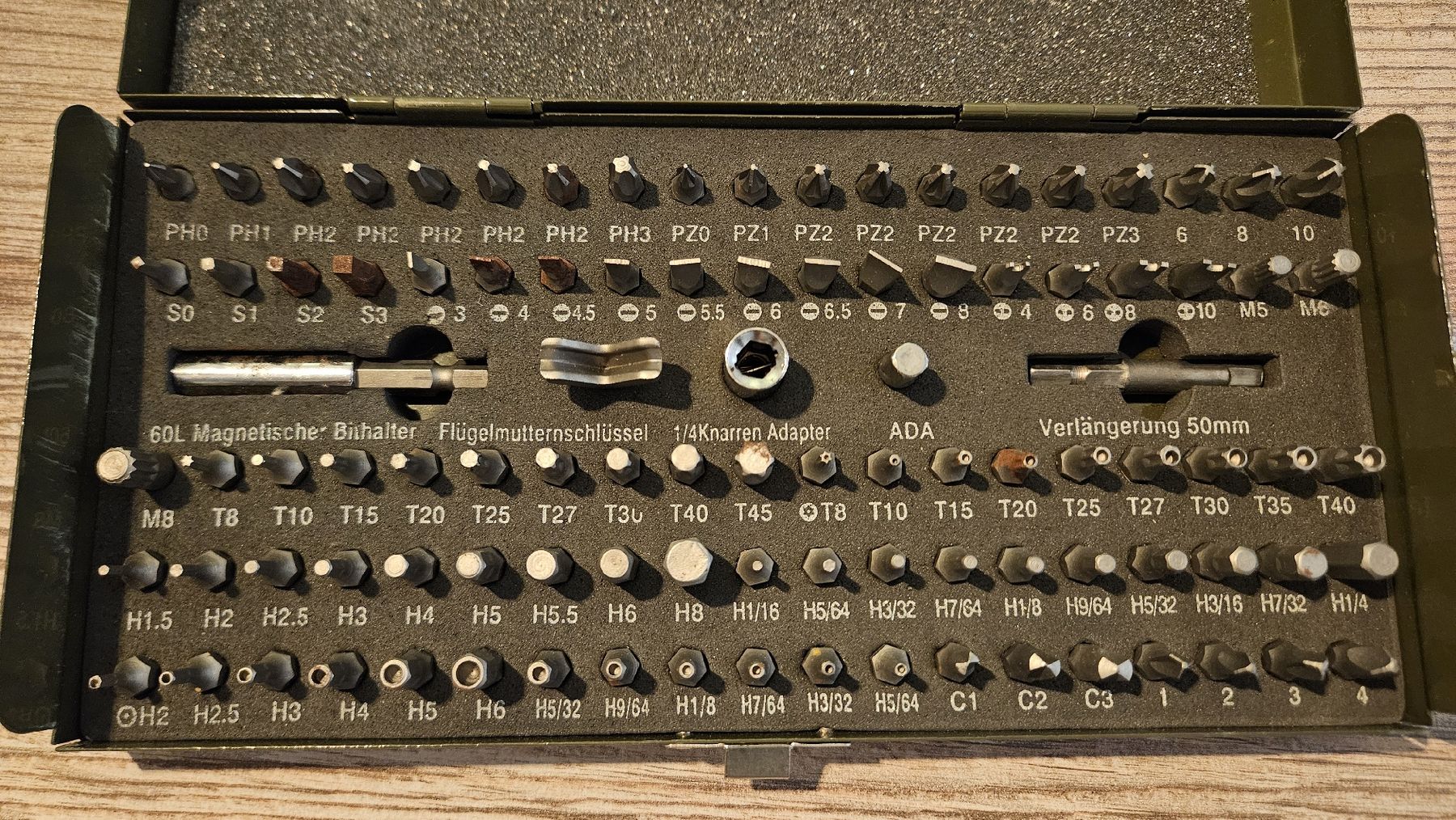 Werkzeug Bit Set, 100-teilig, im Blechbox ab 1 Franken (Gebraucht) in