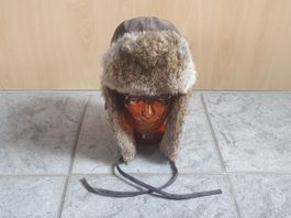 Leder-Fellmütze mit Ohrenklappen (Schapka)
