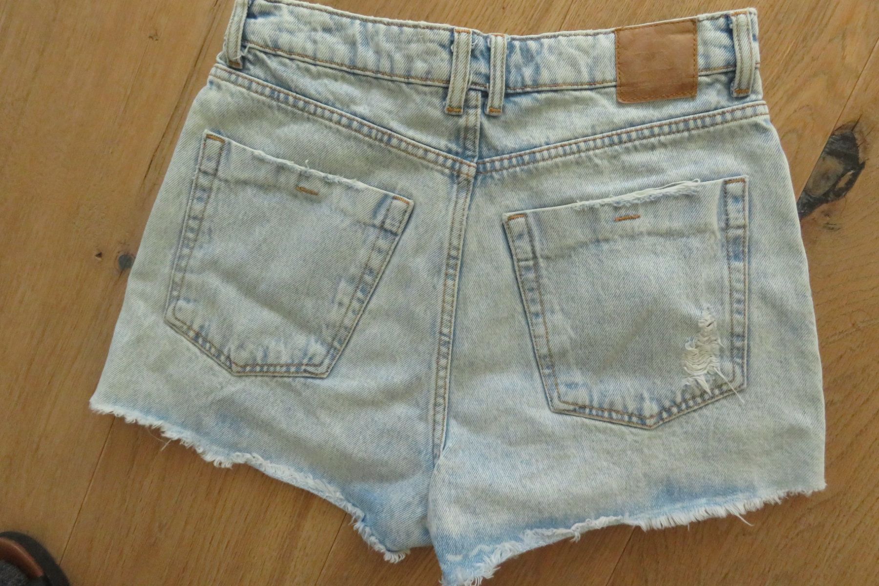 Zara Jeans: FOREVER 21 Jeansshorts Grösse M – Nuovo (secondo la descrizione) da Wil ZH venduto da Tamagy 1