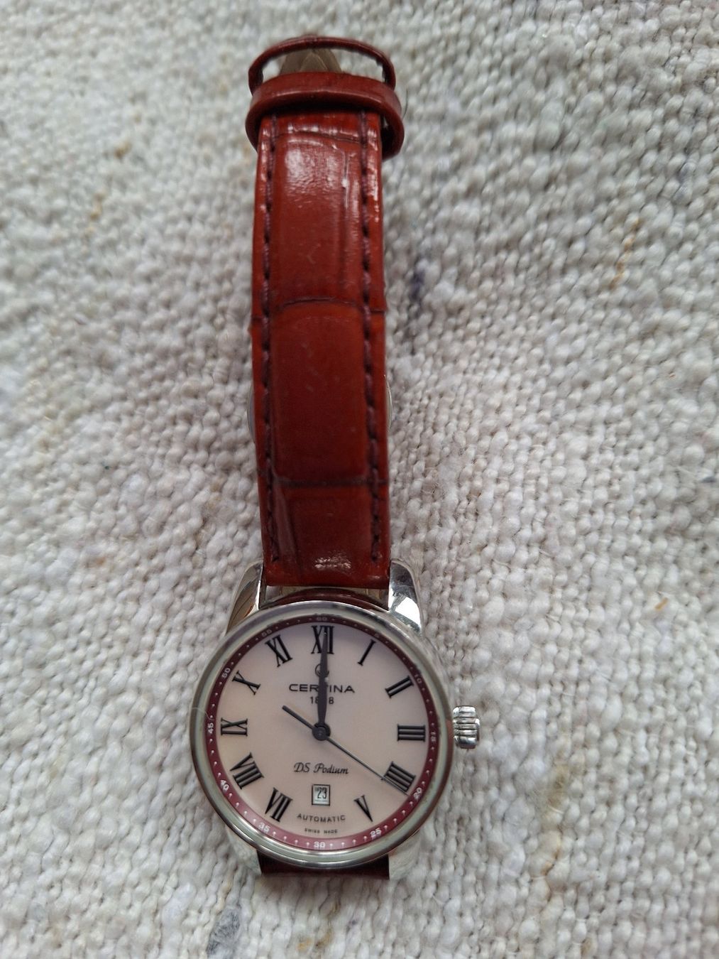 Certina Orologi: Certina DS Podium Automatic, cuir rouge, État impeccable – Nuovo (secondo la descrizione) da Onex venduto da adr_fg5g