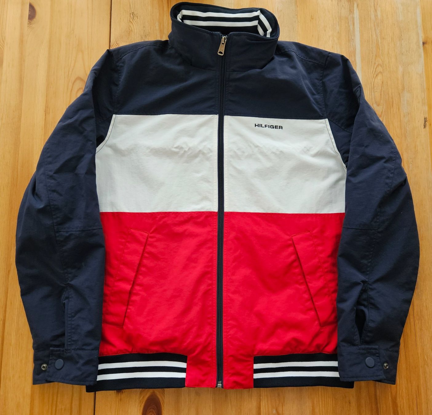 Tommy Hilfiger Jacken: Tommy Hilfiger Jacke Grösse M Übergangsjacke – Gebraucht aus Hägglingen von United-Village-Trade