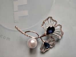 Brosche Ginkgo-Blatt mit Perle und Steinen neuwertig