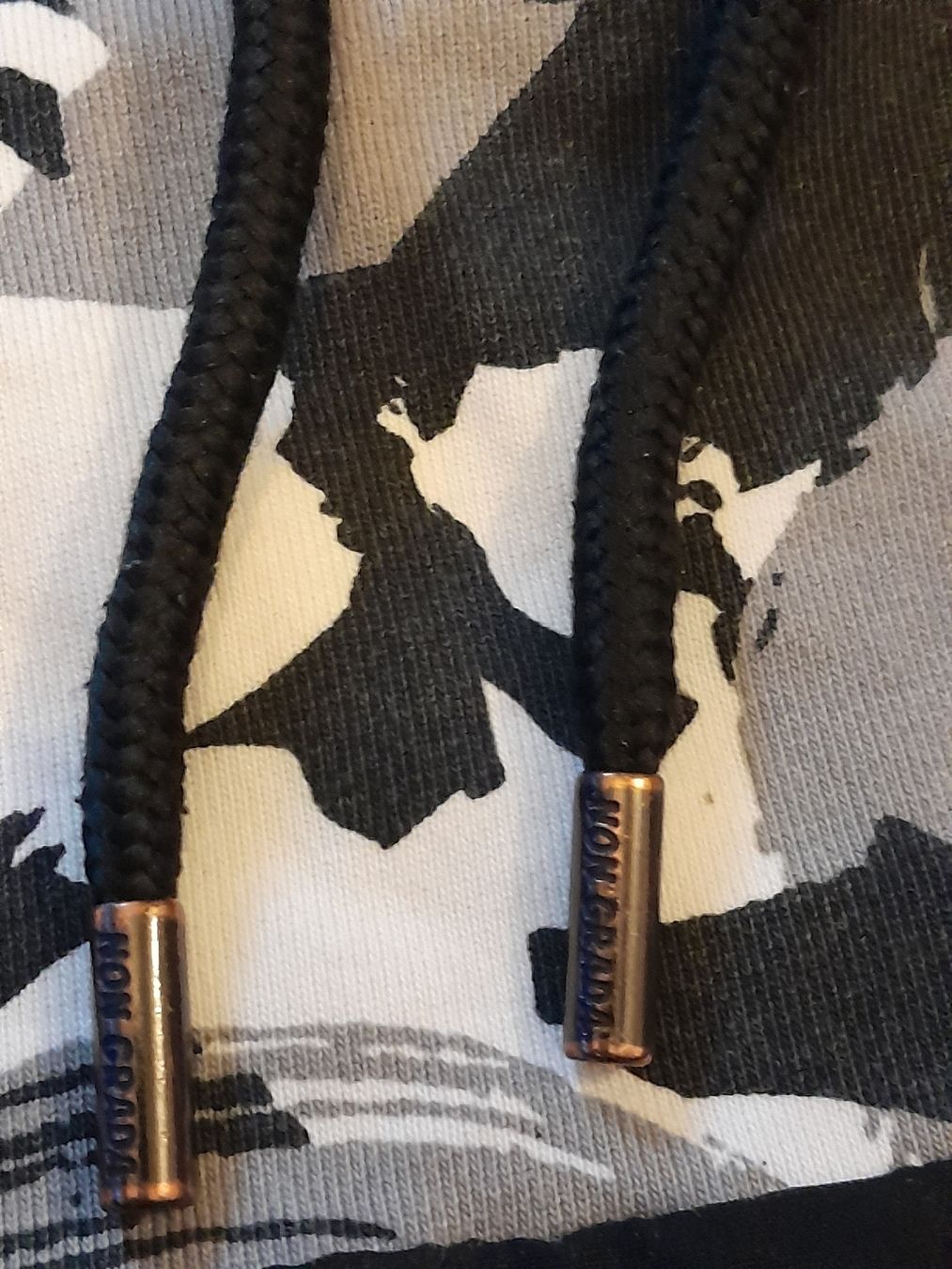 Maglioni & Felpe: Pull à capuche Non Grada camouflage, taille M, parfait état – Usato da Renens VD venduto da ser_j2fn 3
