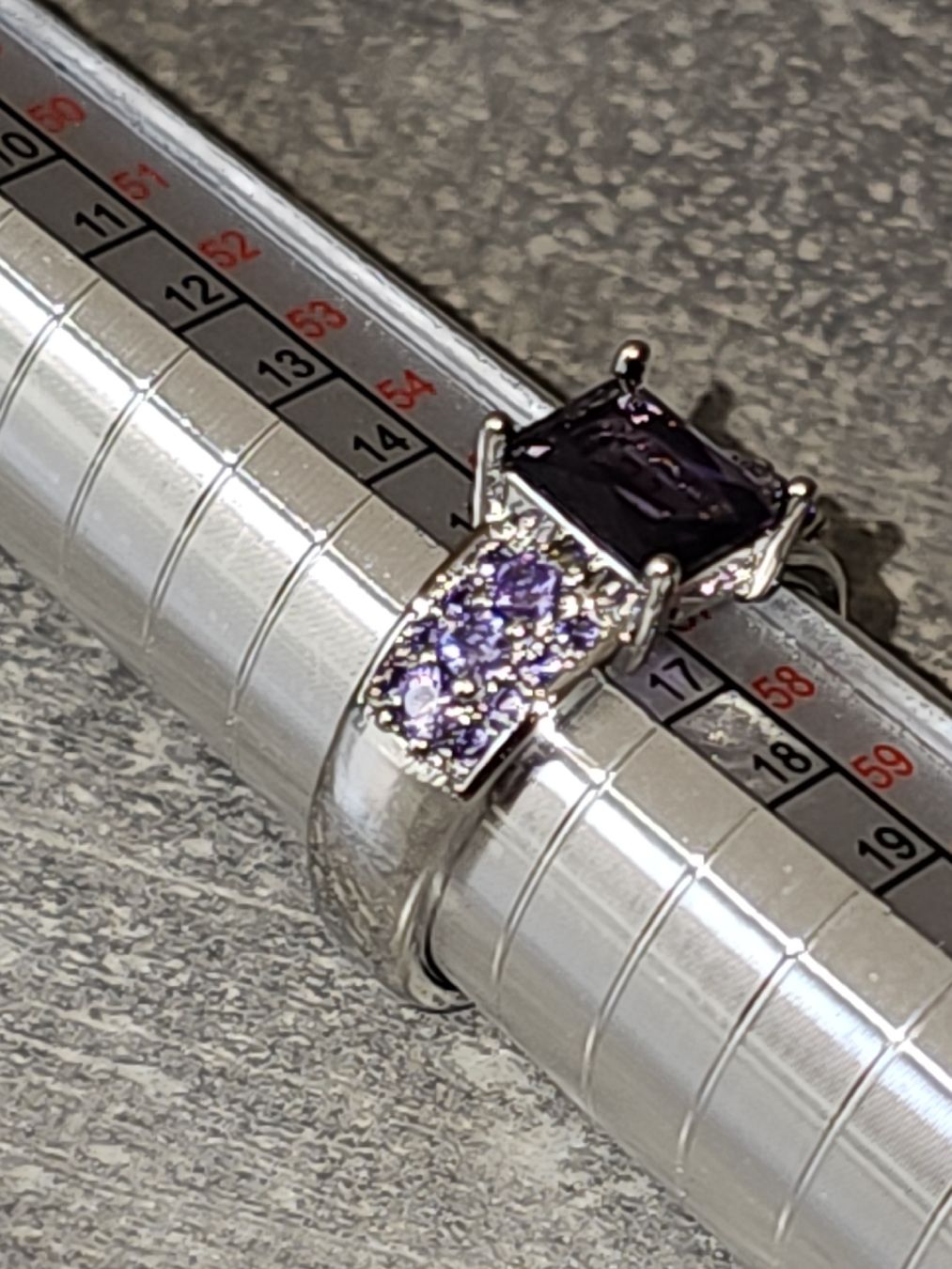 Anelli: Eleganter Ring mit lila Stein, Grösse 58, ideales Geschenk – Usato da Herzogenbuchsee venduto da tgi_rln7 1