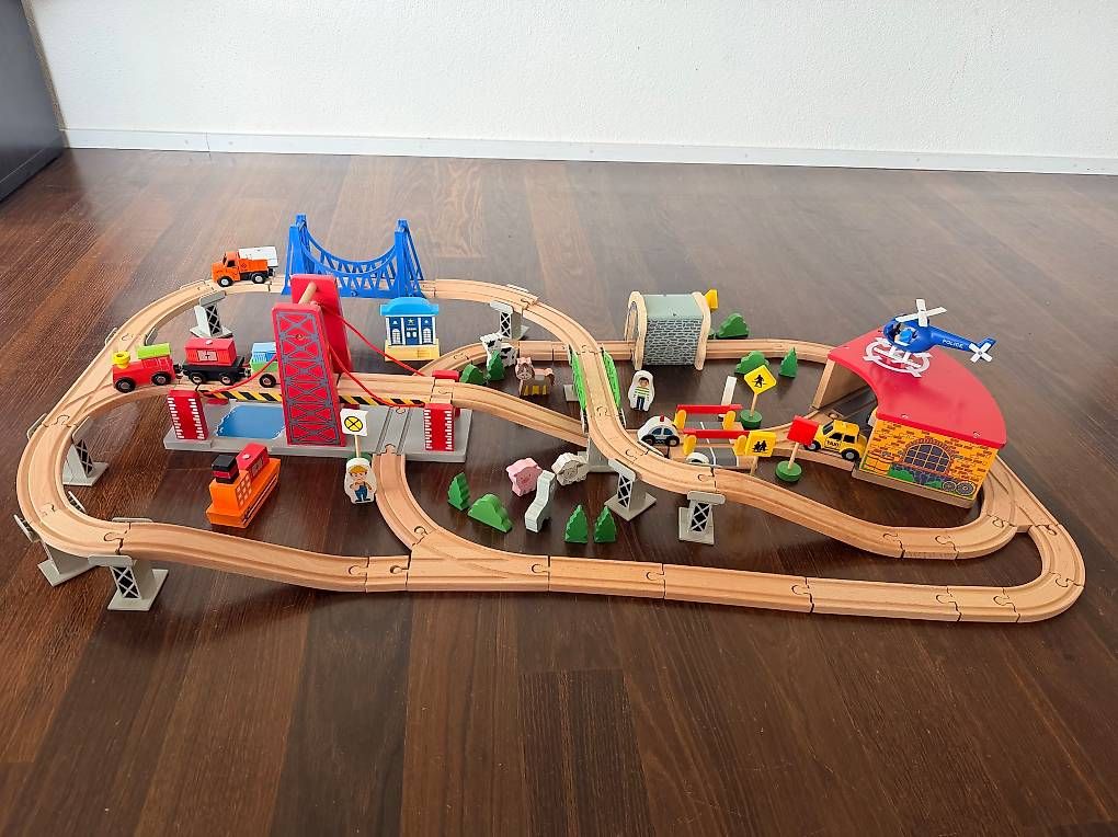 Giocattoli: Holzeisenbahn und Strassen Set – Usato da Beringen venduto da wik_9xdy