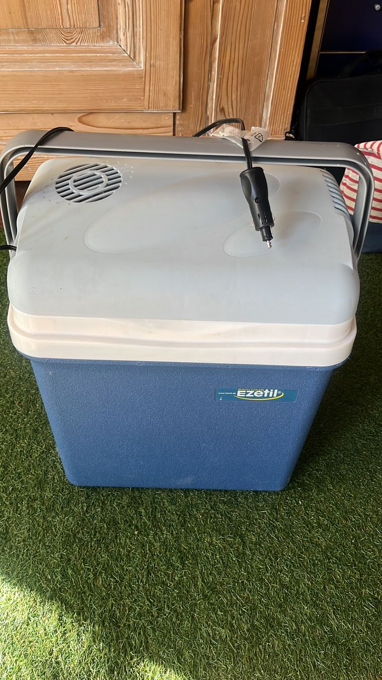 Frigoriferi & Refrigeratori: 12 V-Coolbox inkl. 230V/12V-Konverter – Usato da Wilderswil venduto da ROPO3812