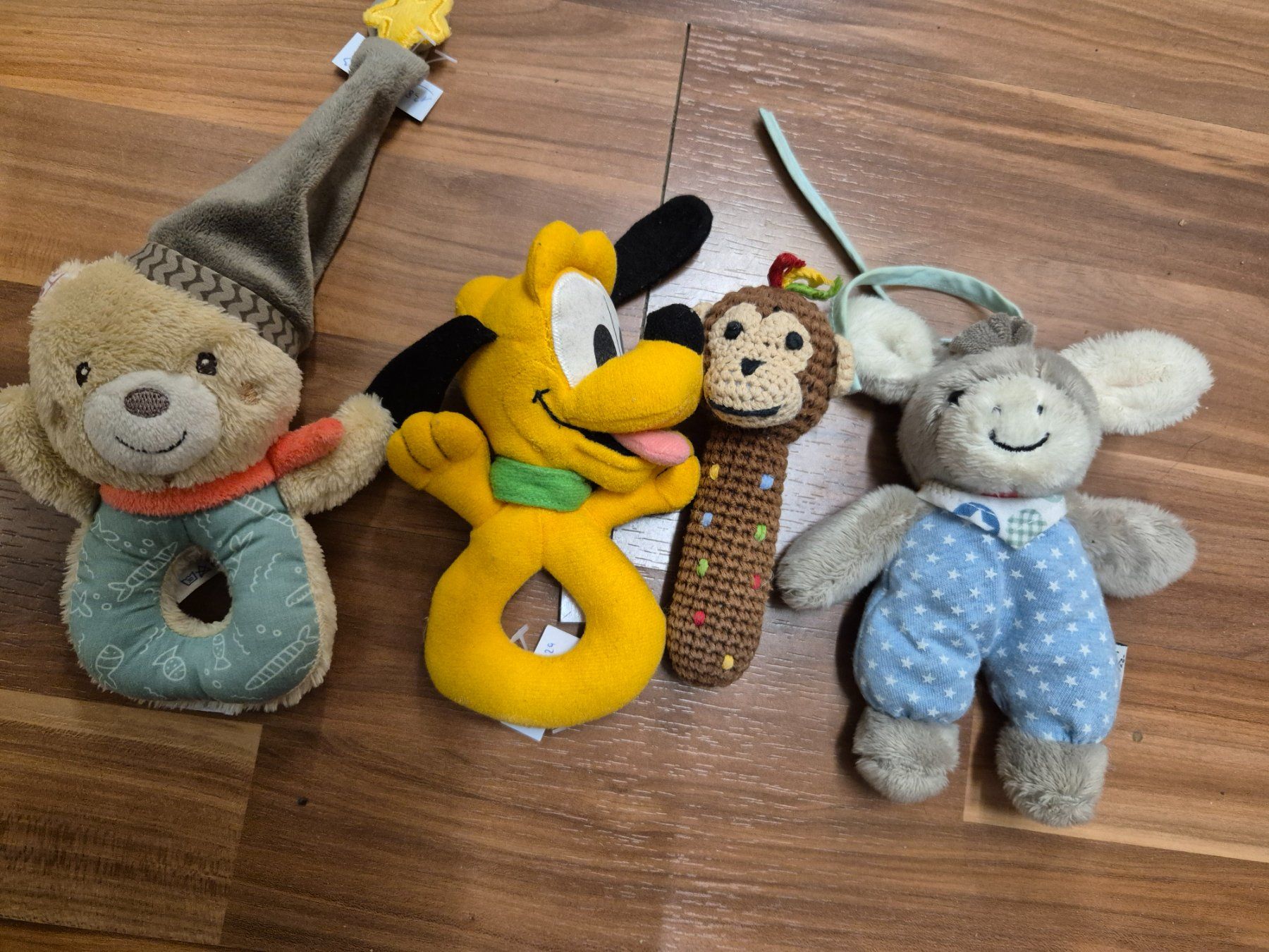 Giocattoli: 4 Babyrasseli Bär, Pluto, Affe, Maus, K34. – Usato da Schwarzenburg venduto da Flamingo07