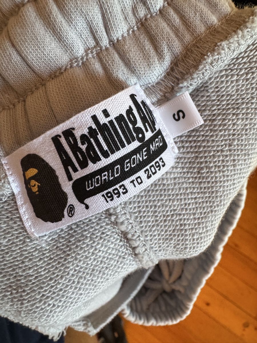 Bape Pantaloni: Bape shorts light Grey New – Nuovo (secondo la descrizione) da Bern venduto da Th1m0 3