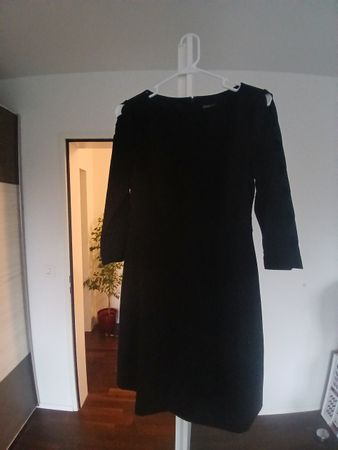 Vince Camuto black dress, Size 2 (XS/S), chic and elegant!