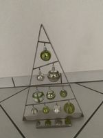 Deko Weihnachtsbaum aus Metall mit Kugeln grün silber