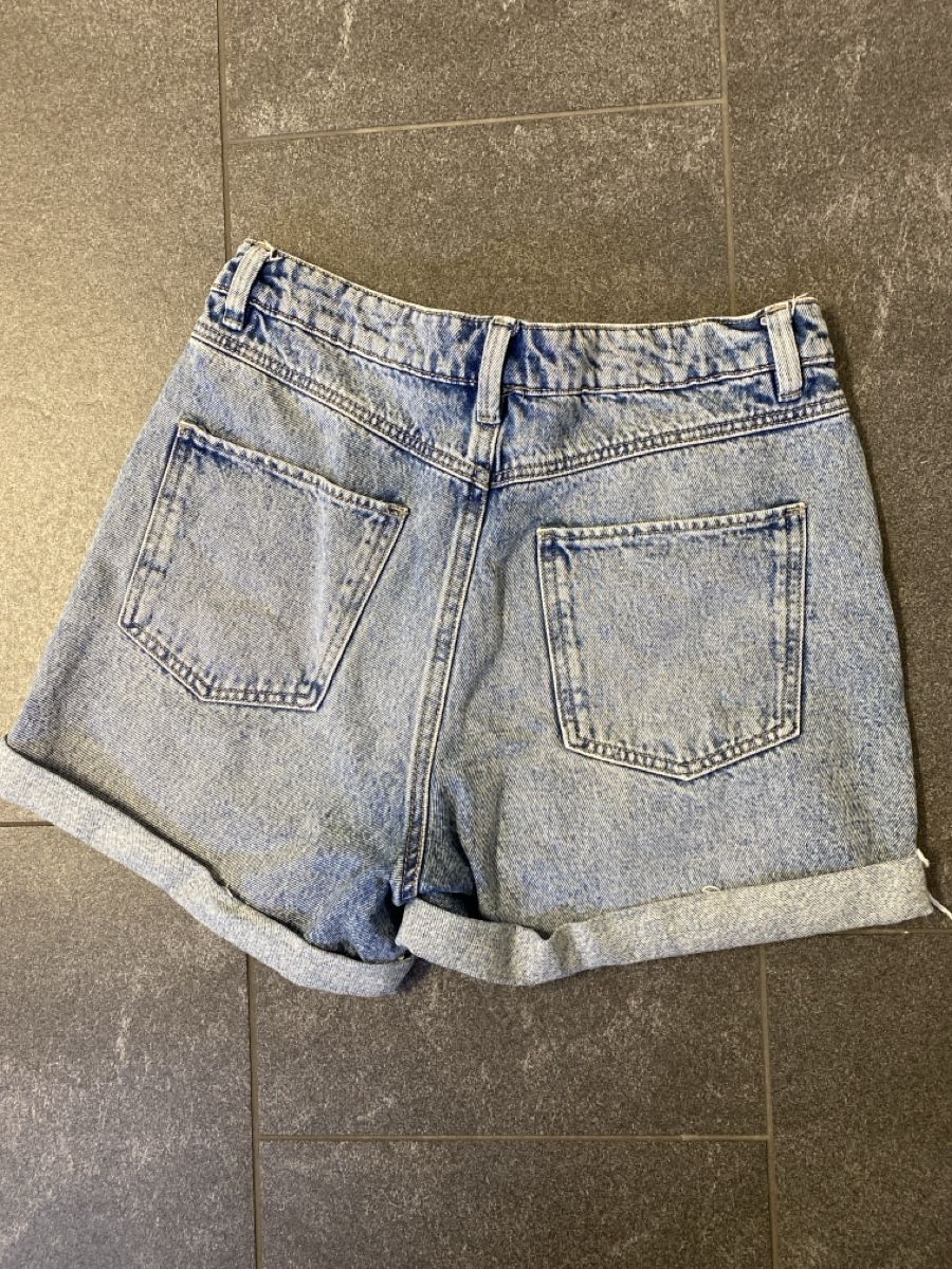 Stradivarius Jeans: Jeans Shorts STR Gr. 38 – Usato da Baar venduto da kamasija 1
