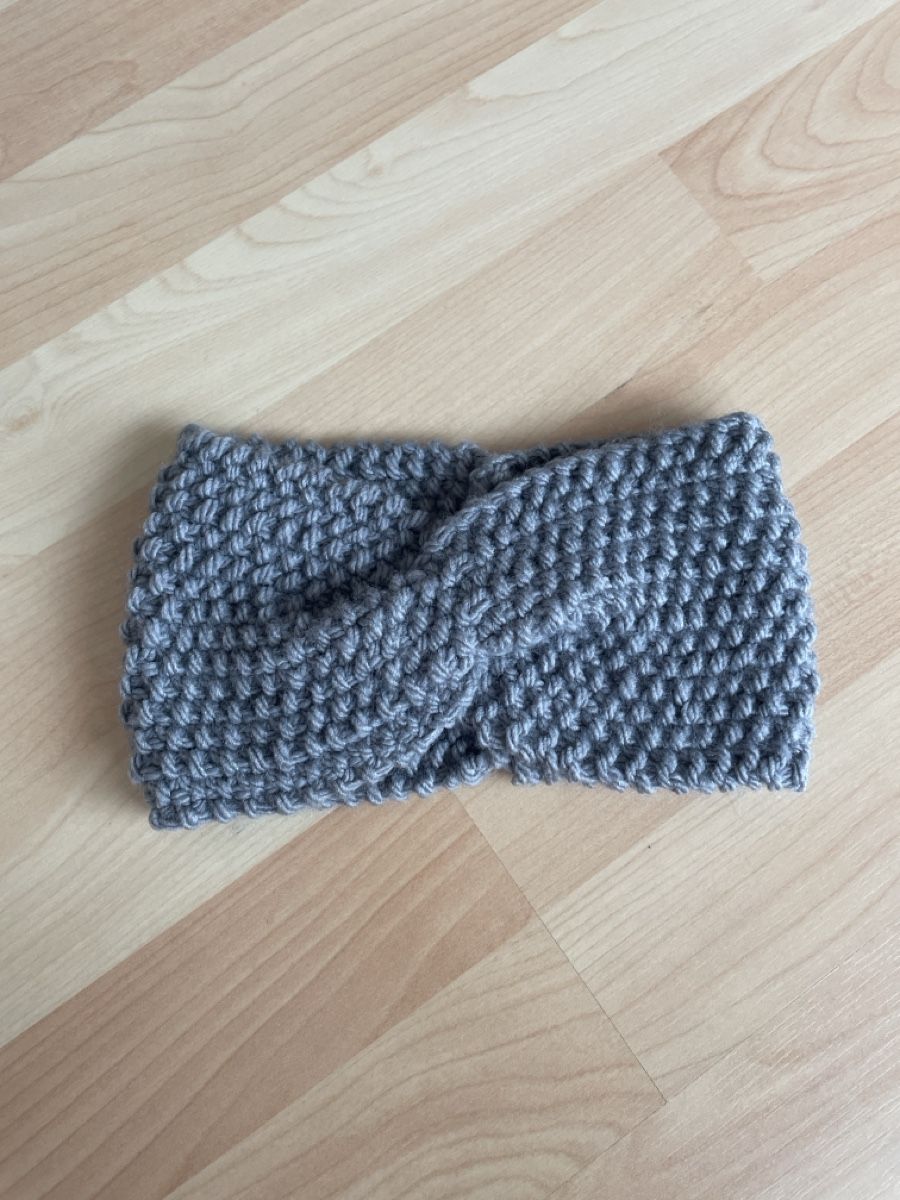 Hüte, Mützen & Caps: Gestricktes Stirnband mit Twist – Neu (gemäss Beschreibung) aus Sissach von nelimas