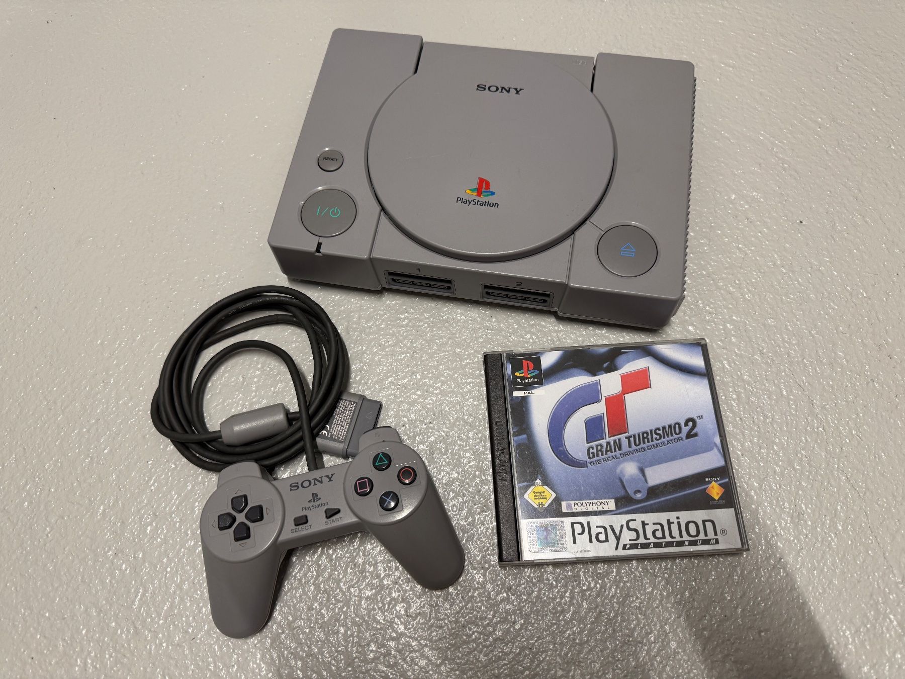 Sony Consoles: PlayStation 1 PS1 SCPH-9002 inkl. Original Controller + GT2 – D'occasion à Aadorf par siggiesmallzz