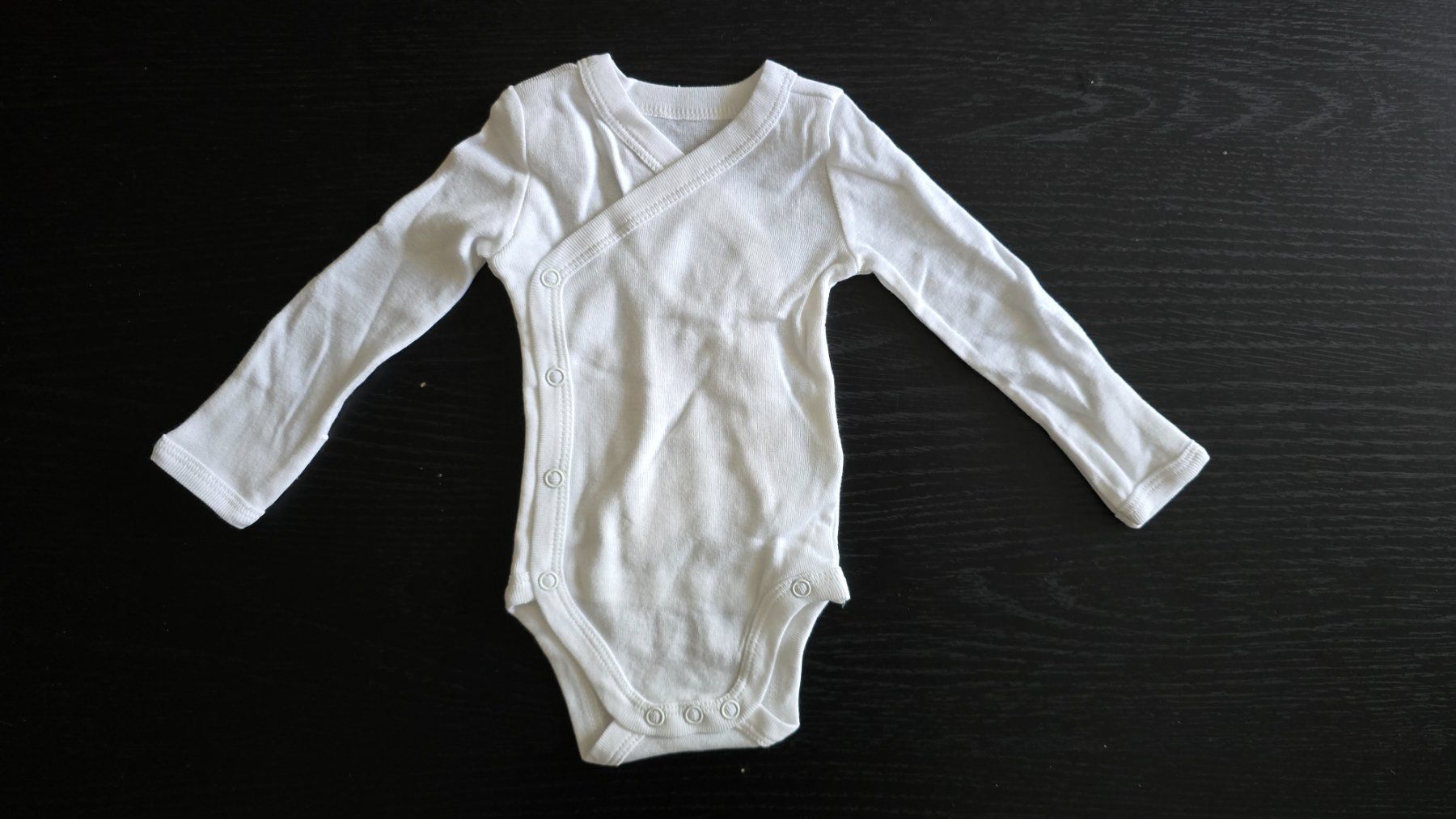 Pigiama & Simili: Newborn Essential: Weisser Wickelbody mit Langarm – Nuovo (secondo la descrizione) da Thalwil venduto da VitaMini