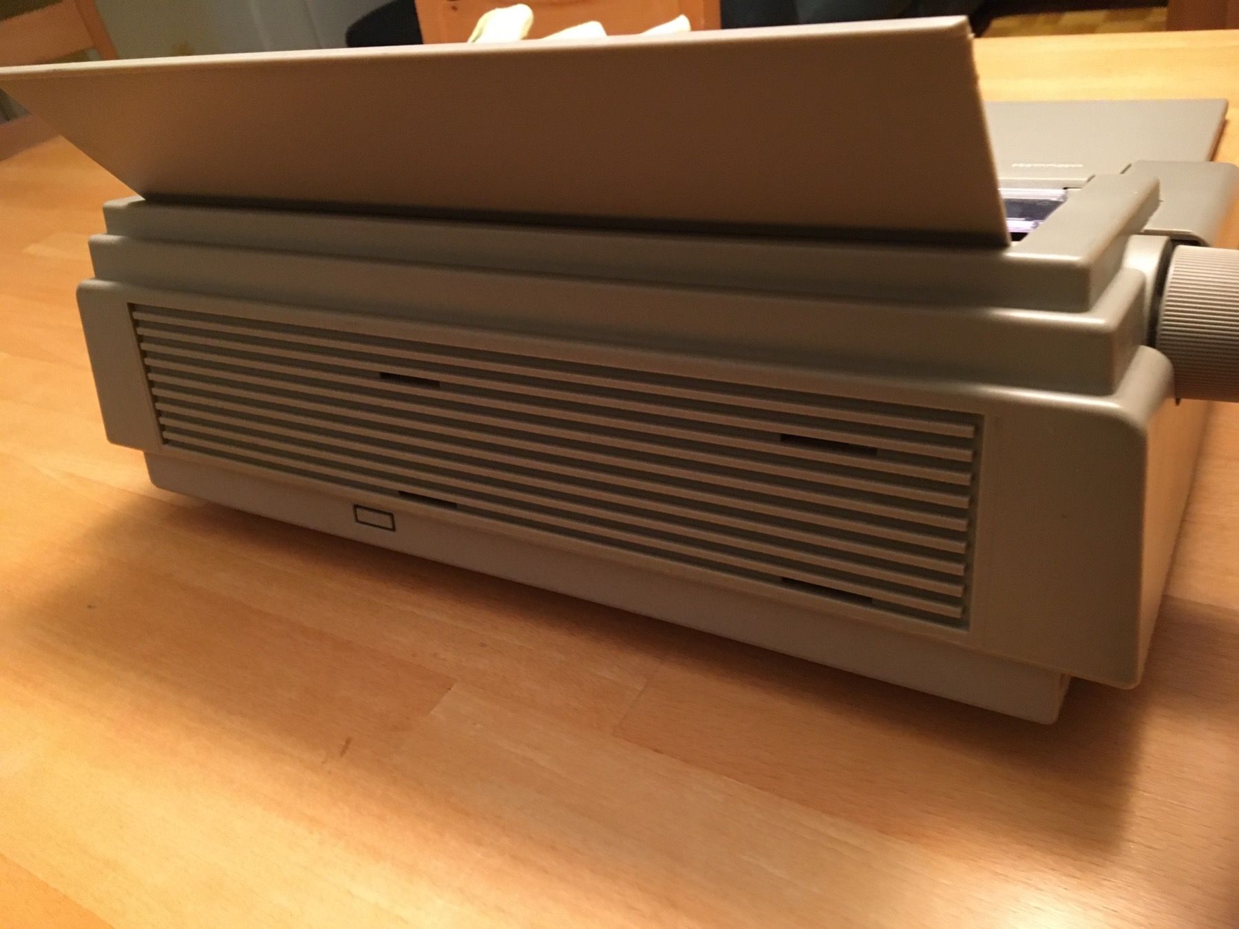 Olivetti Macchine da scrivere: Schreibmaschine elektrisch Olivetti E 505 – Usato da Arth venduto da Vrecam51 5