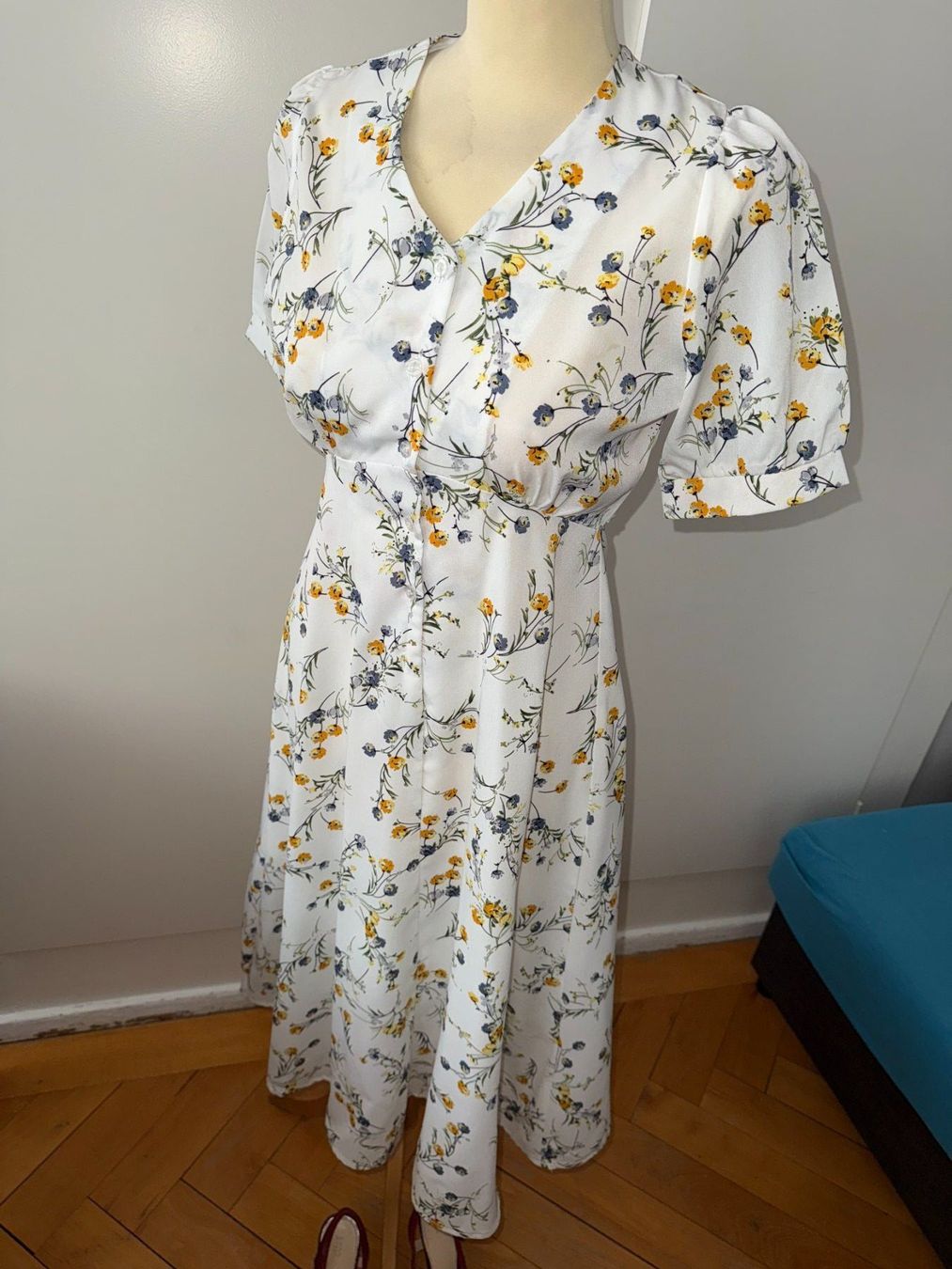 Kleider: Robe d'été fleurie blanche – Neu (gemäss Beschreibung) aus Le Locle von tchanatakoua 7