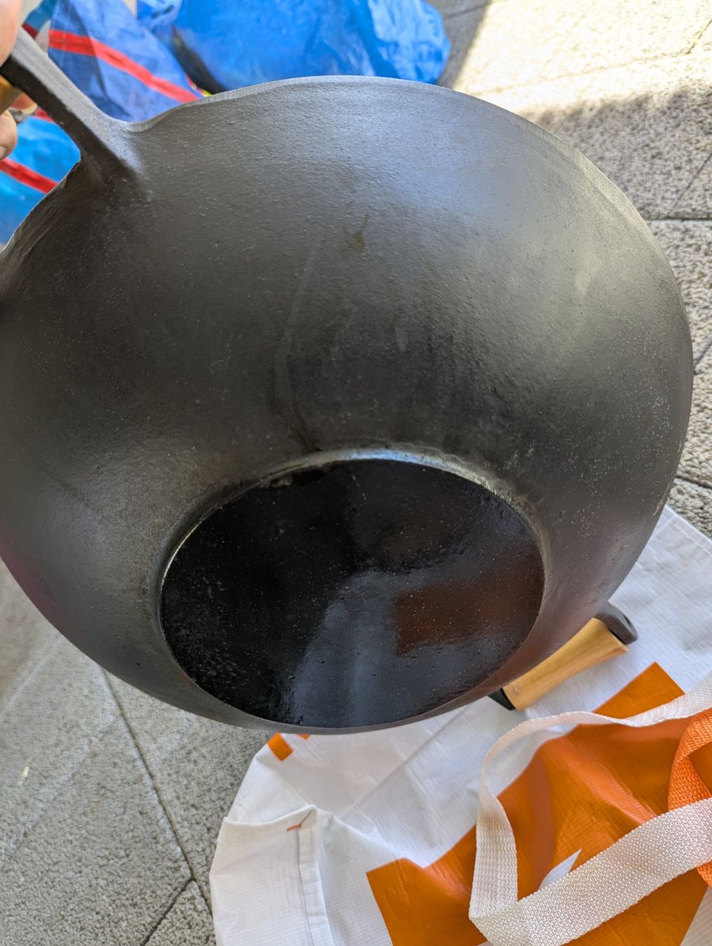 Padelle: Wok aus Gusseisen mit Deckel - Eingebrannt – Usato da Balsthal venduto da dr.monkey 2