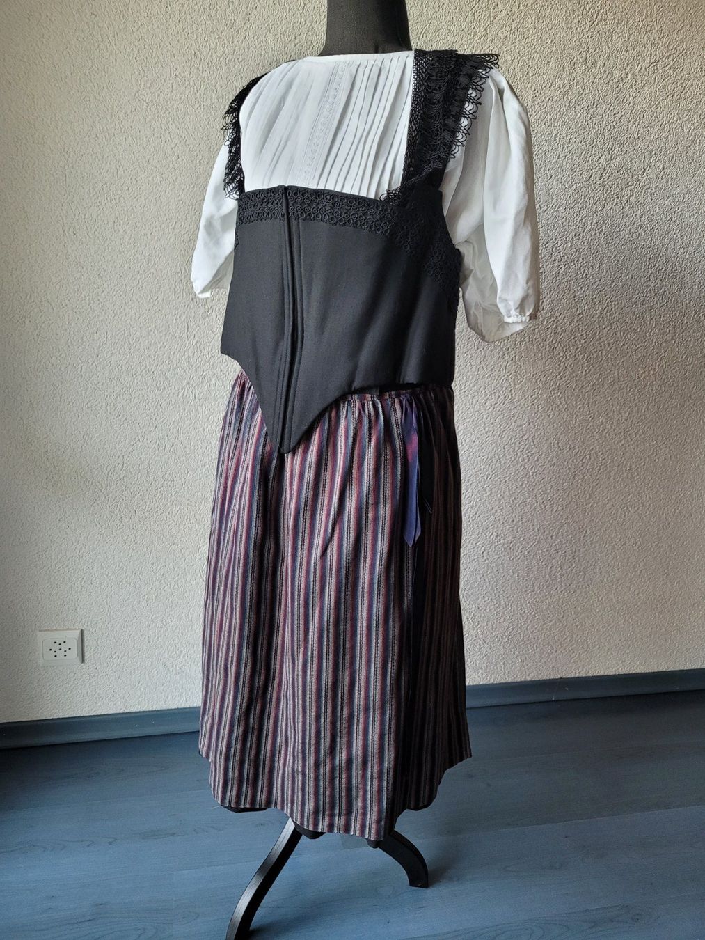 Kostüme: Gotthelftracht, Grösse ca. 40-42 – Gebraucht aus Unterseen von Silberflieder
