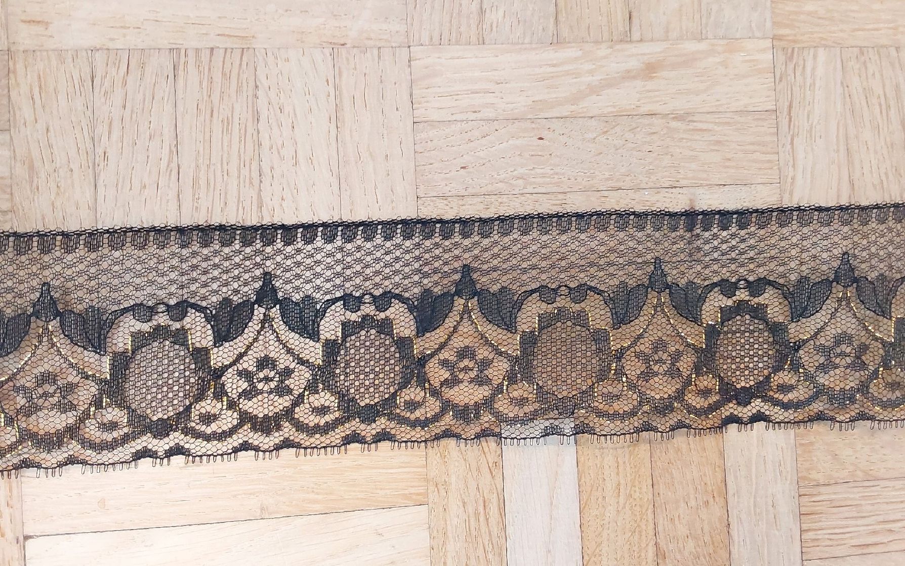 Tessuti: Spitzenband schwarz mit gold neu – Nuovo e nell'imballaggio originale da Köniz venduto da scopello12 2