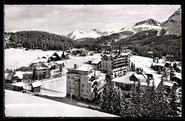 AK Arosa, Ortsansicht mit Hotels und verschneiter Berglandsc