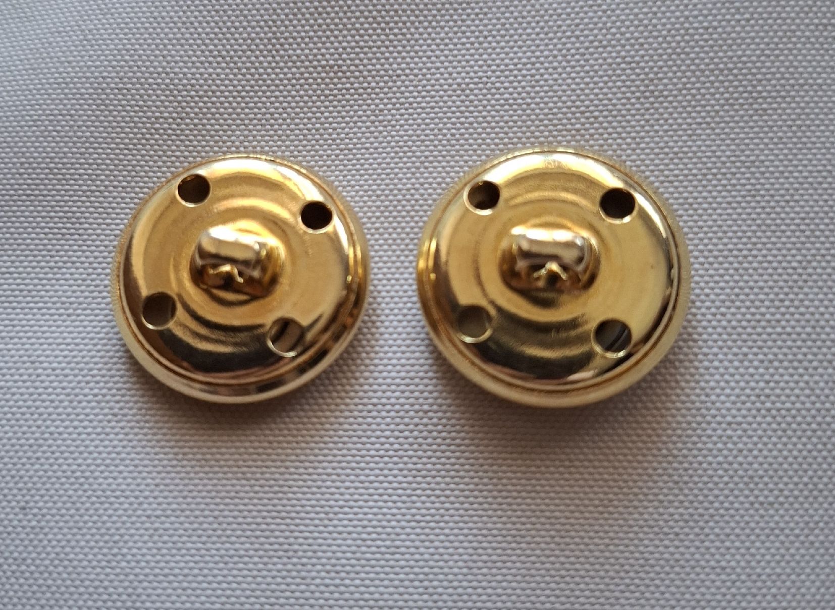 Bottoni: 2 Stück Knöpfe mit Logo, 22 mm. – Usato da Dietikon venduto da Hirschkopf 1