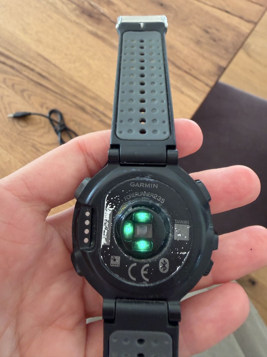 Garmin Smartwatch: Garmin Forerunner 235 GPS Uhr gebraucht mit Ladekabel – Usato da Winterthur venduto da Gluecksli 1