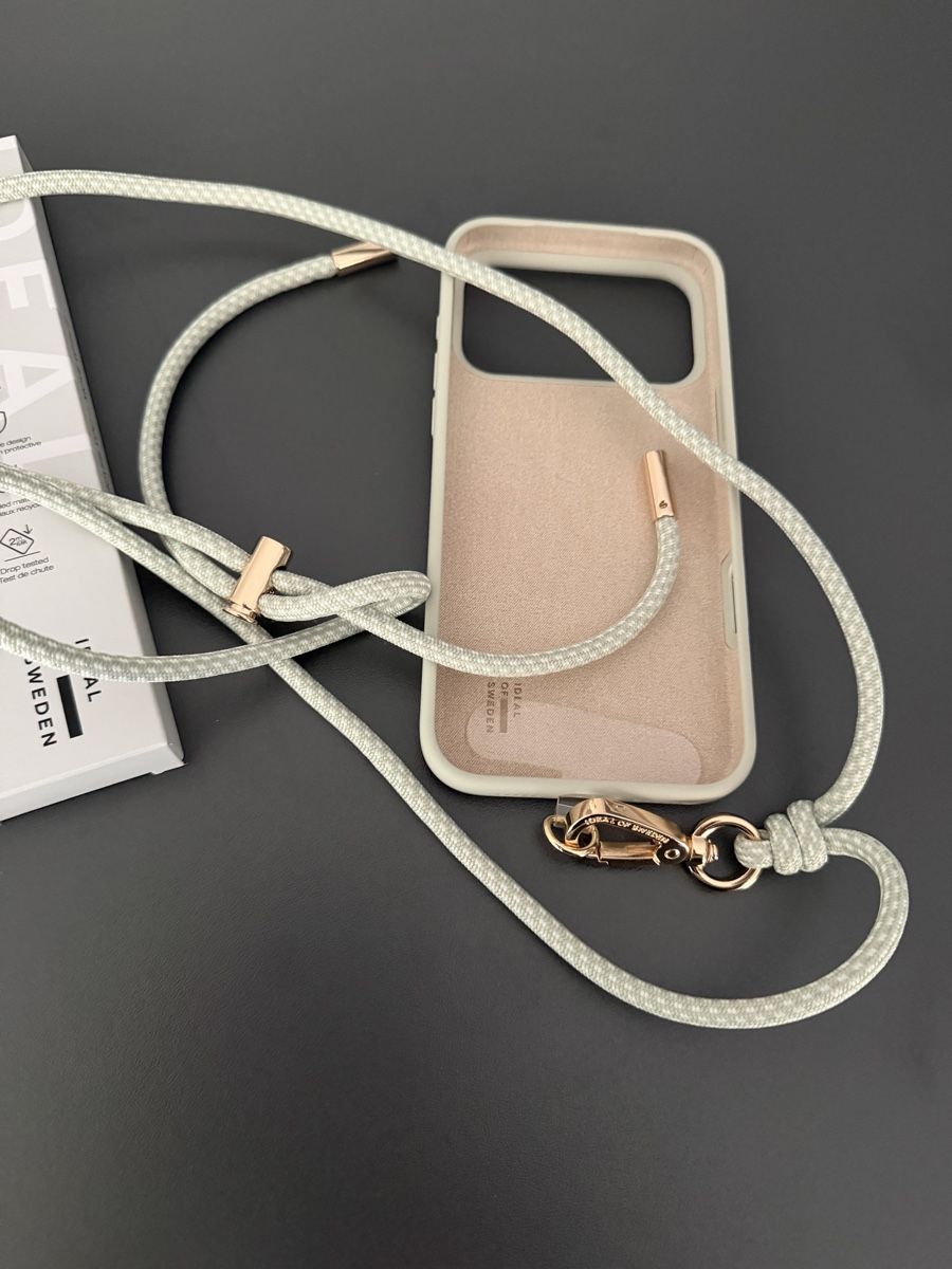 Swarovski Coques & Protection écran: Swarovski iPhone 17 Pro Max Schutzhüllen etc. – D'occasion à Therwil par as_good_as_new 3