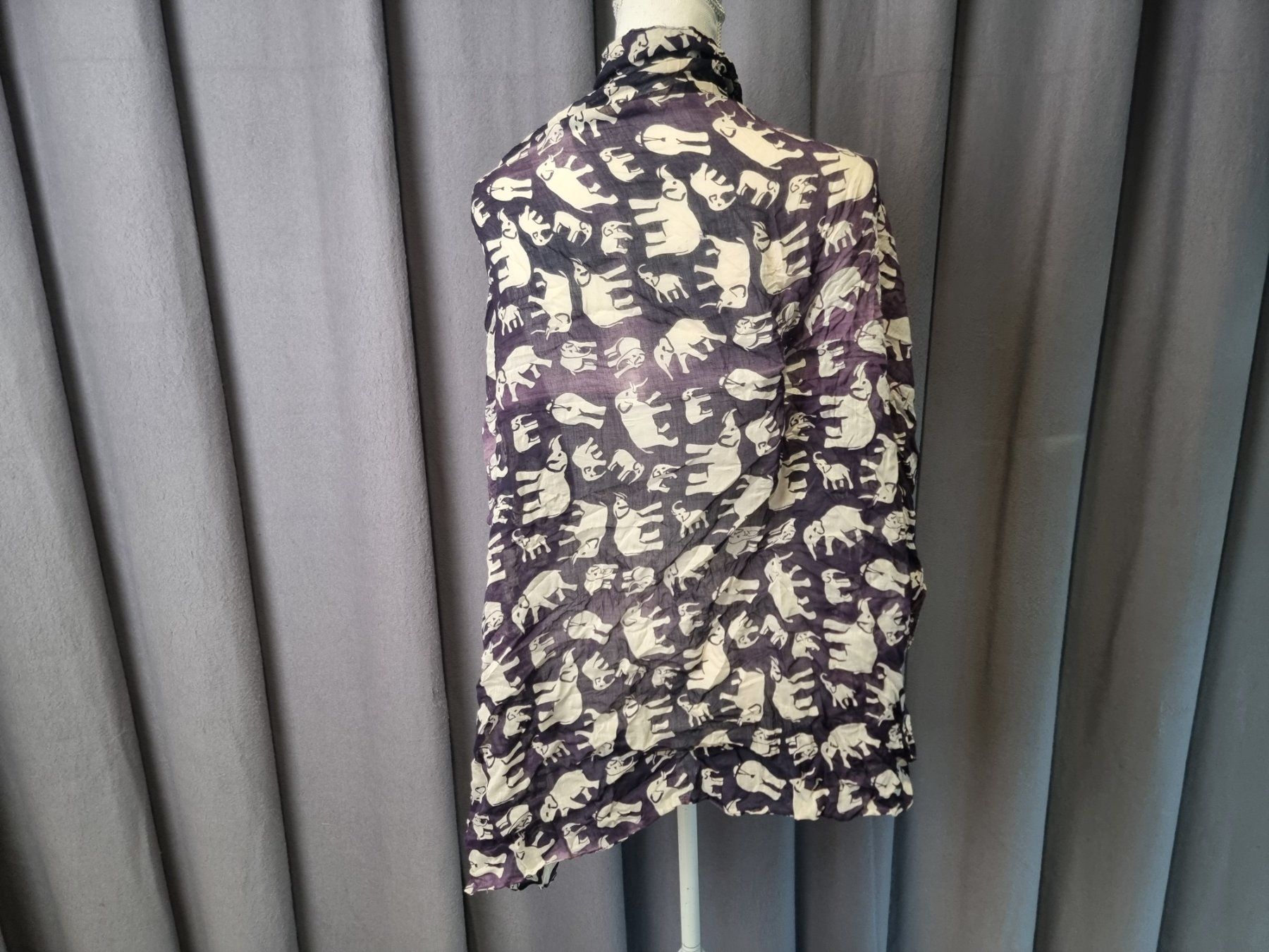 Foulard & Sciarpe: Schal mit Elefanten – Usato da Urtenen-Schönbühl venduto da Restwert_Schoenbuehl 2