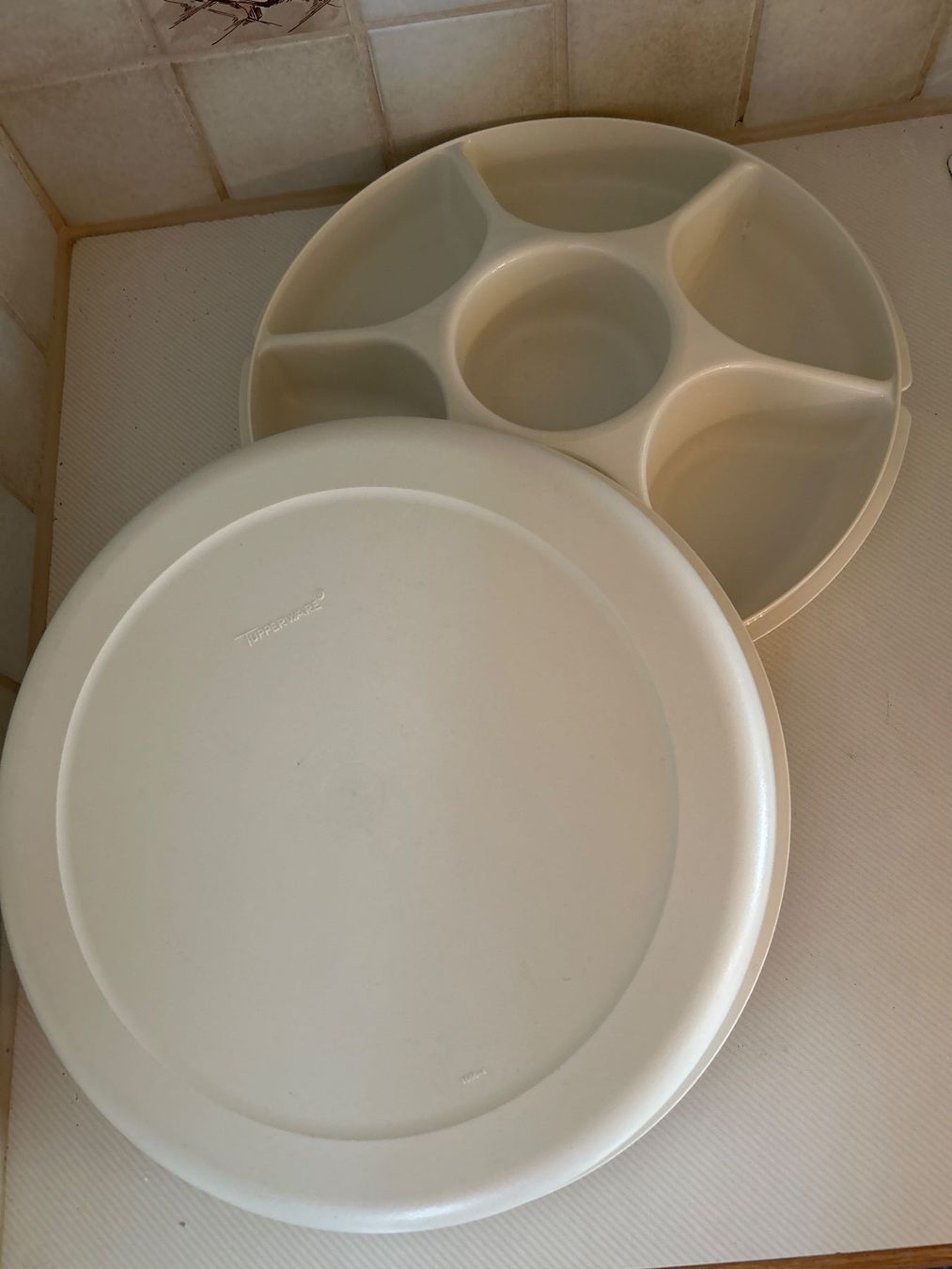 Tupperware Contenitori & Simili: Tupperware Servierplatte mit Deckel, Partyteller, weiss – Nuovo (secondo la descrizione) da Villnachern venduto da RicardoMary